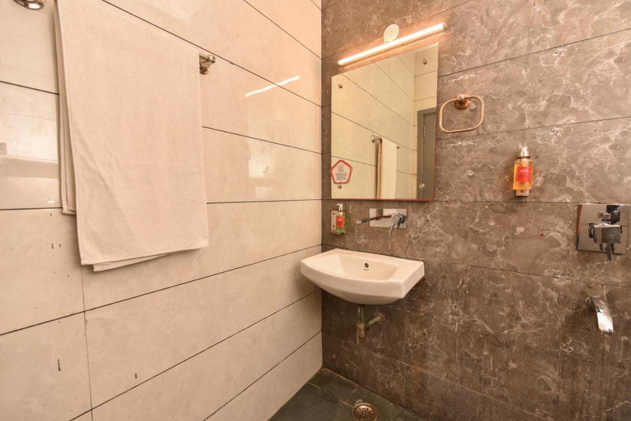 Hotel Red Saffron Nowe Delhi Zewnętrze zdjęcie